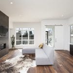 beau-plan-interieur-maison-moderne-murs-relaxants-blancs-meubles-technologie_181624-3828 (1)